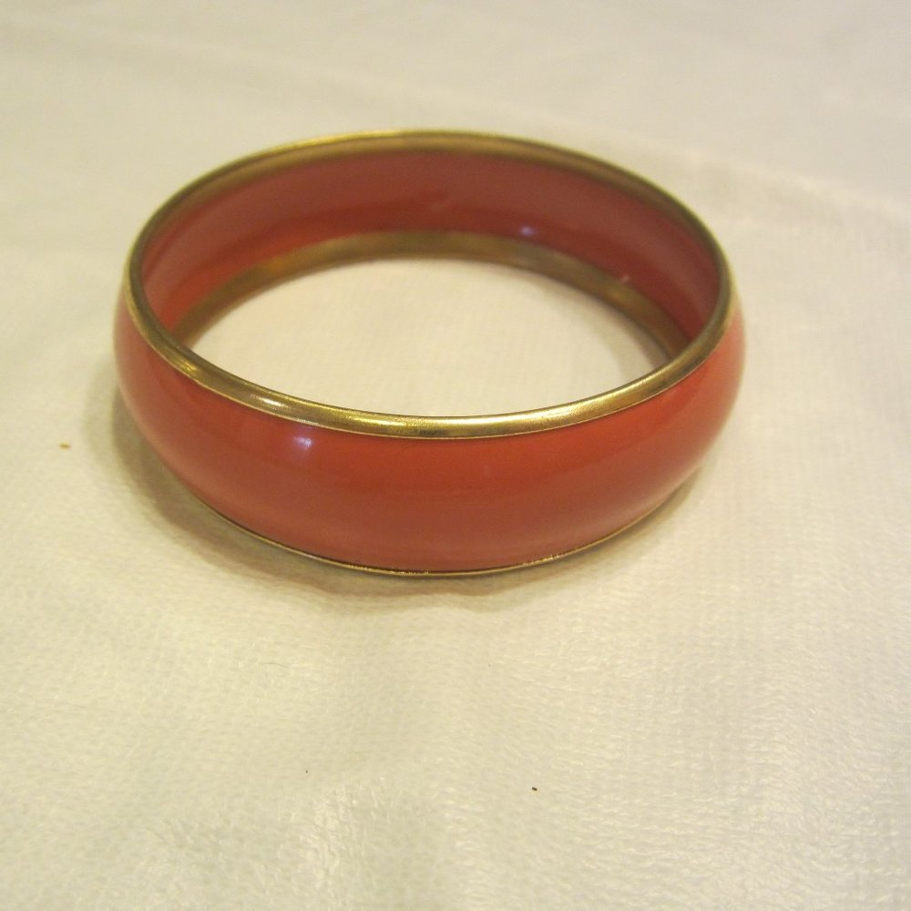 VINTAGE 80'S CORAL COLORED THICK BANGLE BRACELET WITH GOLD TONE TRIM